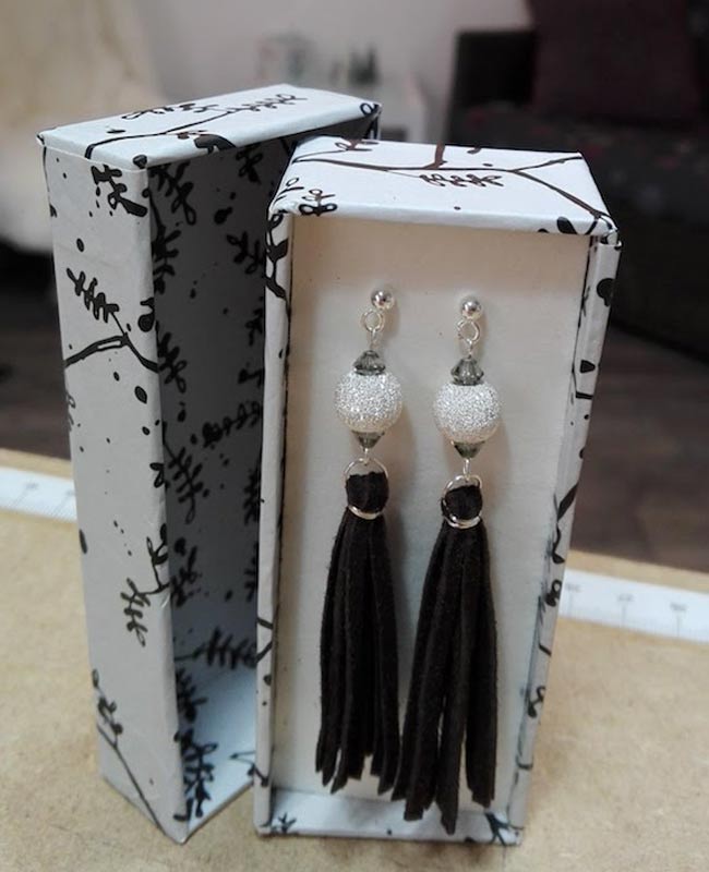 Boucles d’oreilles Pompon bijoux boucles oreilles cuir noir pendante longue perle cristal - fabrication artisanale 78 feucherolles