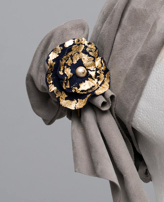 Broche Fleur dorée bijoux broche cuir fleur or cuivre gris création fabrication artisanale 78 versailles cécile krée