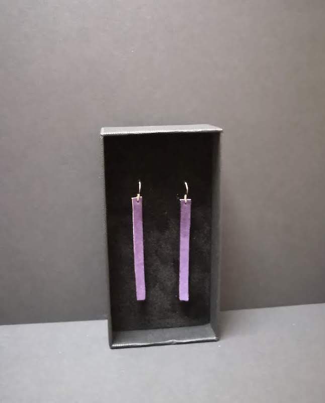 boucles d’oreilles Graphik – Coloris Prune bijoux boucles oreilles cuir longue pendante couleur violet prune fabrication artisanale 78 versailles