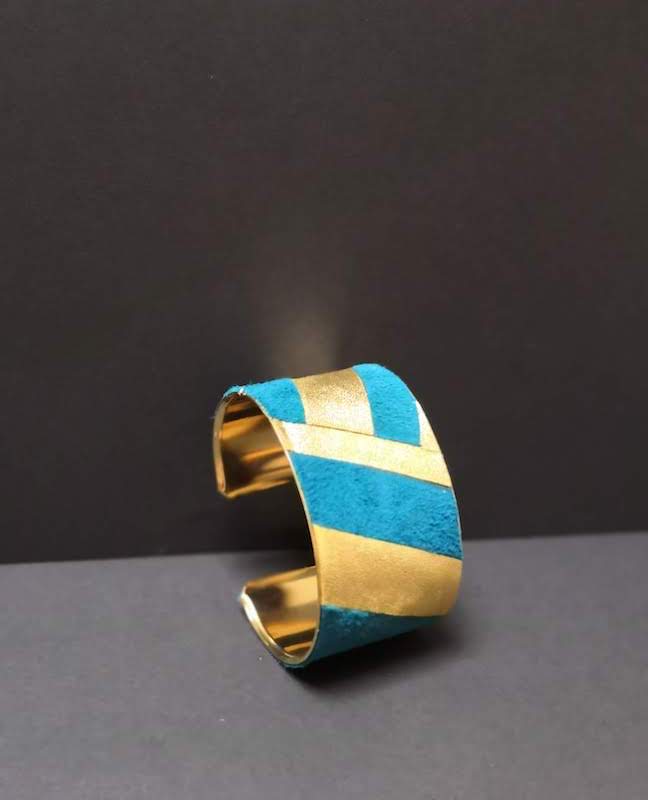 Manchette – Cécile Krée bijoux bracelet manchette large métal cuir bleu doré artisan cécile krée feucherolles 78